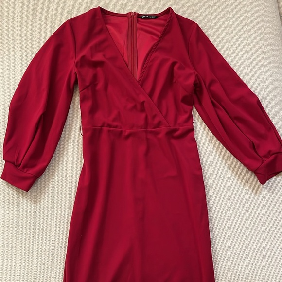 Elegant Burgundy V-Neck Dress - Picture 4 of 5
